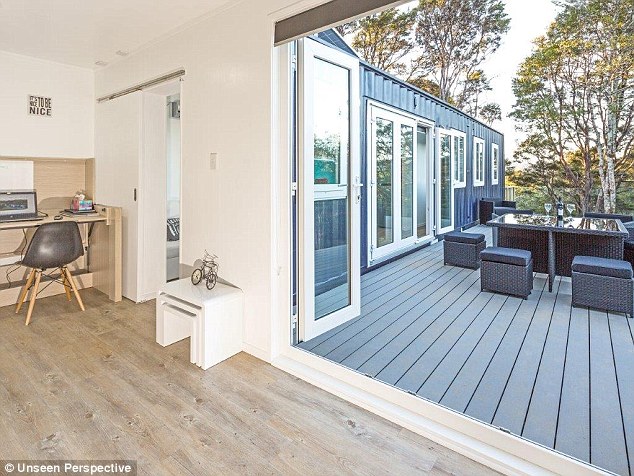 女子癡迷小空間生活 用集裝箱打造夢(mèng)幻小屋（組圖）