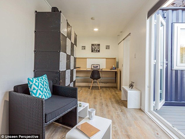 女子癡迷小空間生活 用集裝箱打造夢(mèng)幻小屋（組圖）