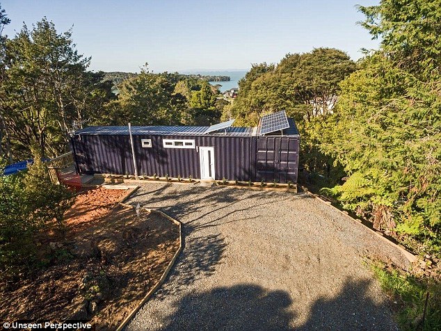 女子癡迷小空間生活 用集裝箱打造夢幻小屋（組圖）