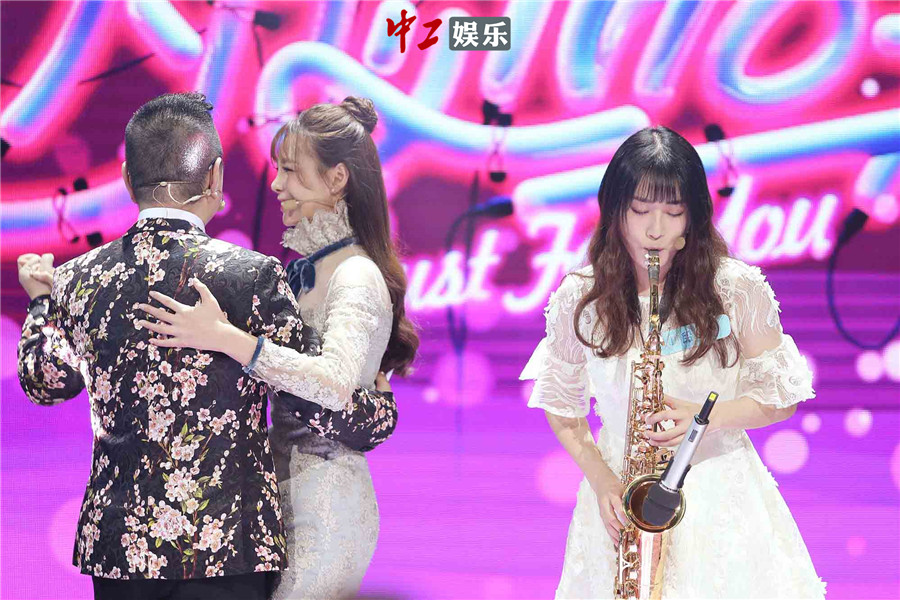 《為你而來》現場“斗舞” 女閨蜜檢驗男嘉賓八塊腹肌