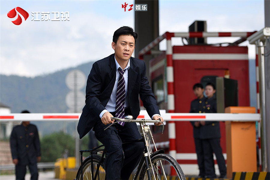 當(dāng)“雞毛”遇上“打假風(fēng)暴”：《雞毛飛上天》看張譯殷桃如何挽救信任危機(jī)