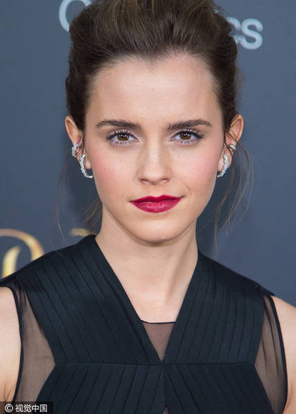 《美女與野獸》紐約首映 艾瑪·沃森鏤空露背長(zhǎng)裙亮相