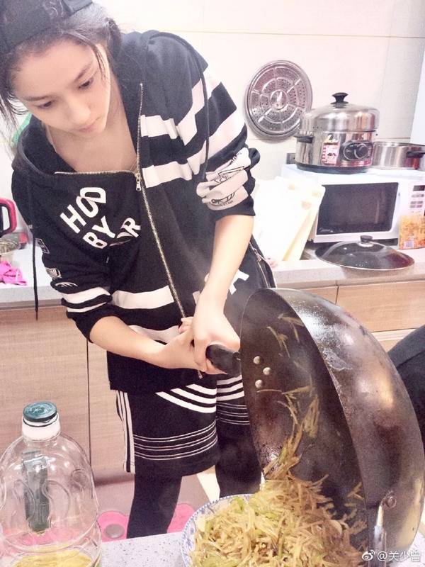 關(guān)曉彤為爸爸做菜 卻被網(wǎng)友看出了小心機(jī)