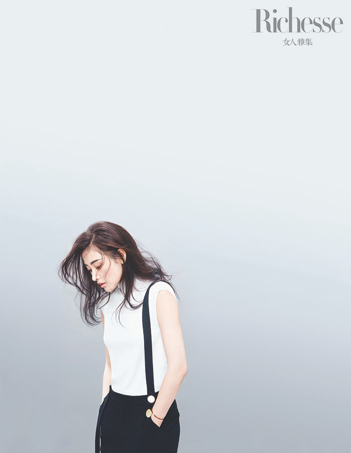 張天愛寫真玩轉光影 側顏有型凸顯獨立女性之美