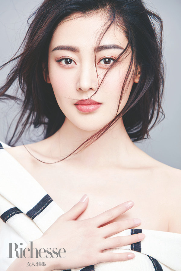 張?zhí)鞇蹖懻嫱孓D(zhuǎn)光影 側(cè)顏有型凸顯獨(dú)立女性之美