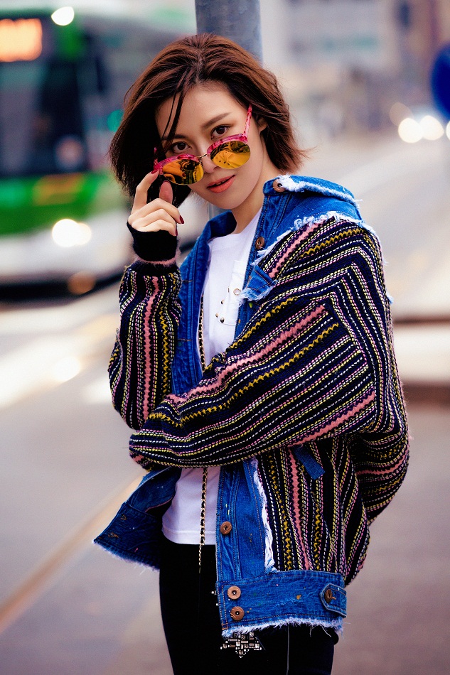 常思思街拍大玩摩登復(fù)古風(fēng) 帥氣點(diǎn)亮春日街頭