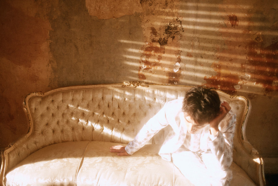 姜潮白色情人節(jié)大片曝光 一襲白衣時(shí)尚感十足