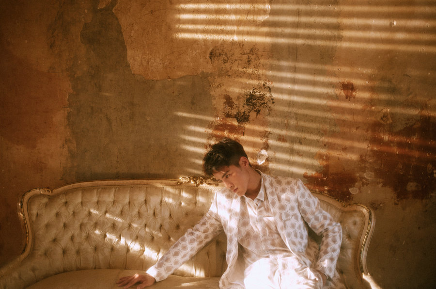 姜潮白色情人節大片曝光 一襲白衣時尚感十足