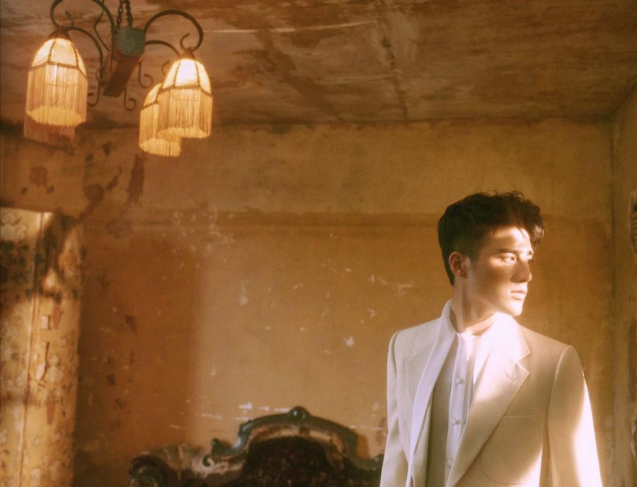 姜潮白色情人節大片曝光 一襲白衣時尚感十足