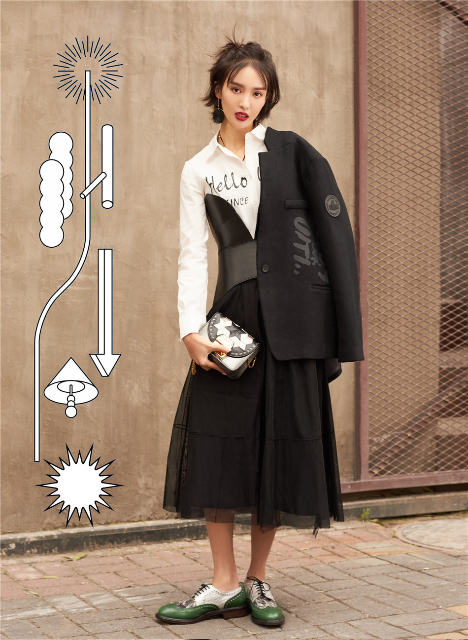鬼馬金晨英倫復(fù)古look秀長腿帶你一起喚醒女王范