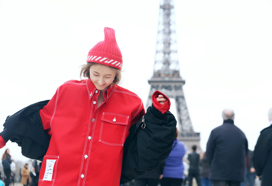 張子楓巴黎街拍上線 鐵塔之下享受陽(yáng)光與美食