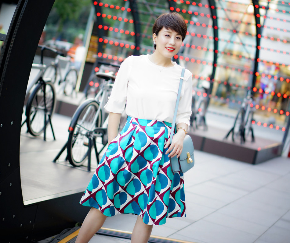 趙倩春日街拍曝光 優(yōu)雅如蘭氣場(chǎng)十足