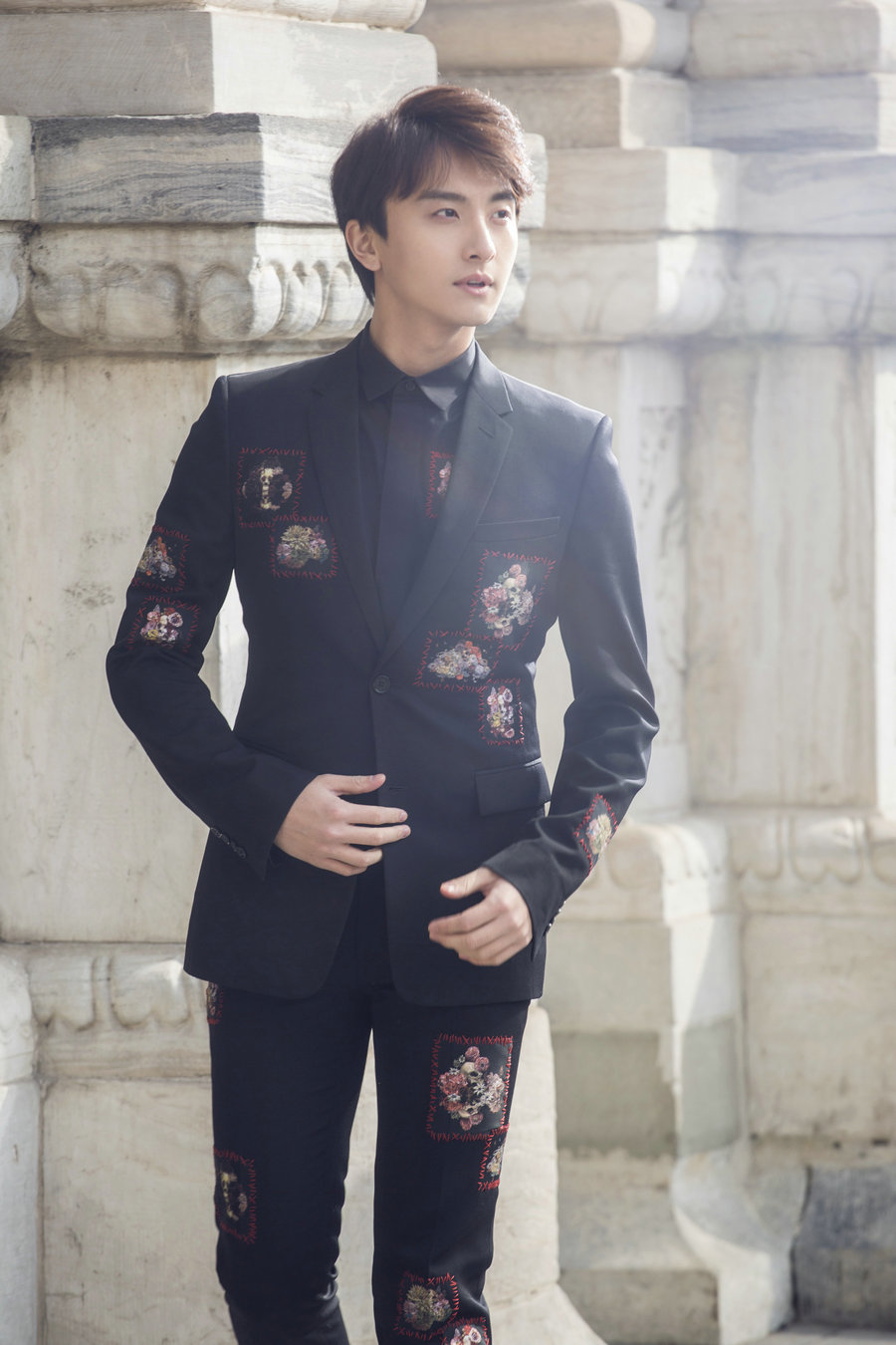 牛駿峰曝光歐式寫真 演繹儒雅紳士