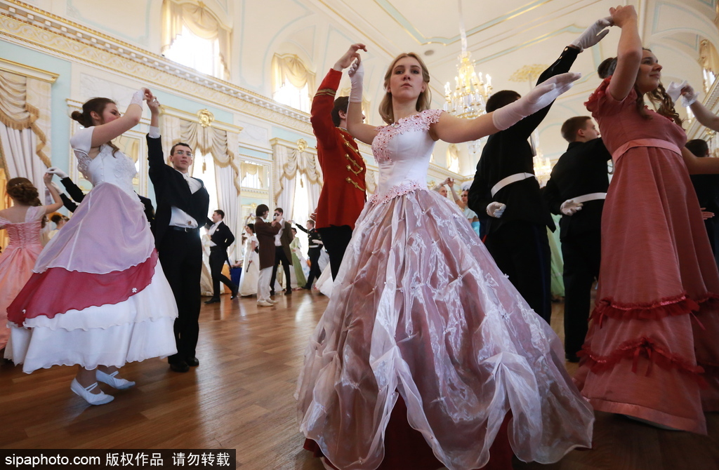 俄羅斯舉辦復(fù)古舞會 俊男美女顏值高