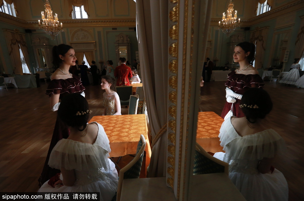 俄羅斯舉辦復古舞會 俊男美女顏值高
