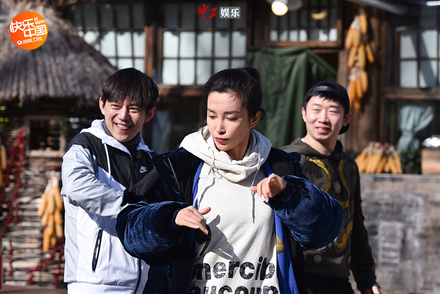 《向往的生活》李冰冰何炅鄉村尬舞活力十足 楊迪上場畫風跑偏