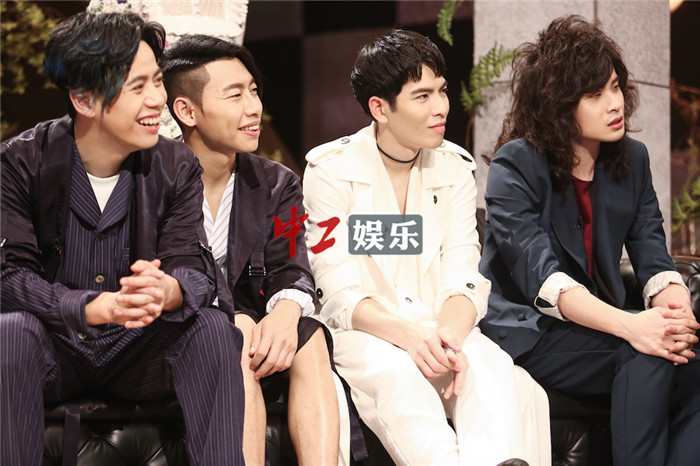 《歌手》獅子合唱團玩轉(zhuǎn)“黑白配” 粉絲直呼蕭敬騰“團寵”