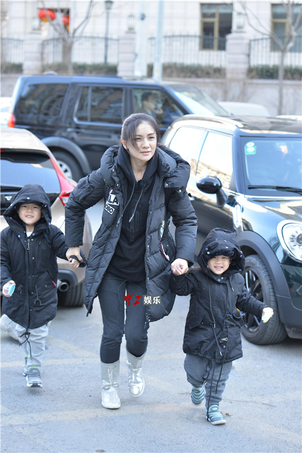 胡可曬素顏斗圖放飛自我 網(wǎng)友：沙溢快來(lái)出大事啦！