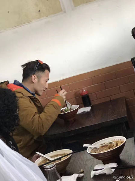 網(wǎng)友曝謝霆鋒北京小店吃鹵煮 和旁桌大媽聊嗨了