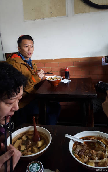 網(wǎng)友曝謝霆鋒北京小店吃鹵煮 和旁桌大媽聊嗨了