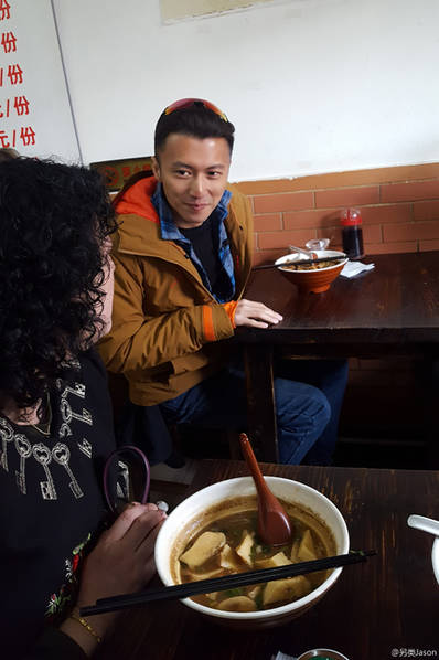 網友曝謝霆鋒北京小店吃鹵煮 和旁桌大媽聊嗨了