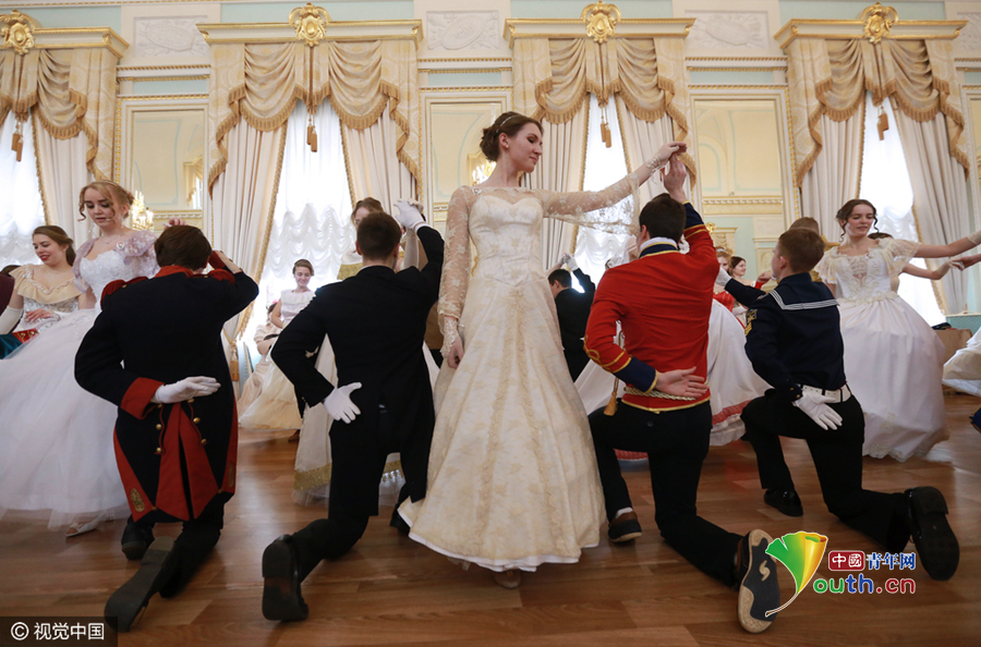 圣彼得堡舉辦復古舞會 帥哥美女“穿越”19世紀