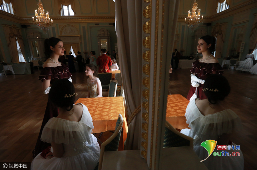 圣彼得堡舉辦復(fù)古舞會(huì) 帥哥美女“穿越”19世紀(jì)