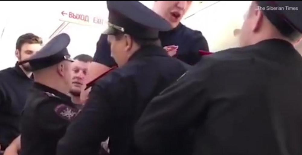 有大長腿是我錯咯？俄2.13米男子因長腿被趕下飛機