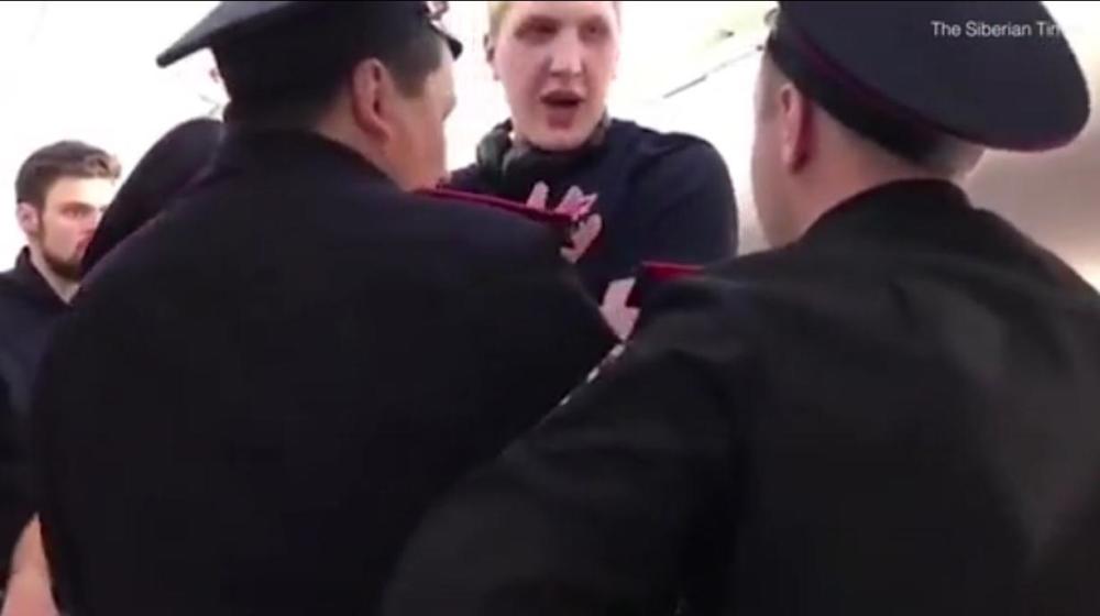 有大長腿是我錯咯？俄2.13米男子因長腿被趕下飛機