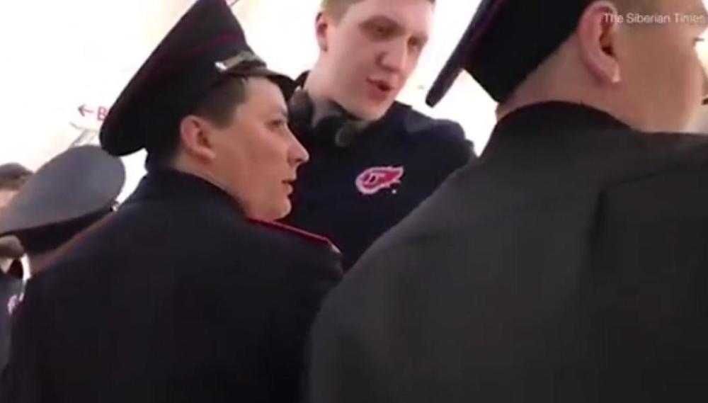 有大長(zhǎng)腿是我錯(cuò)咯？俄2.13米男子因長(zhǎng)腿被趕下飛機(jī)