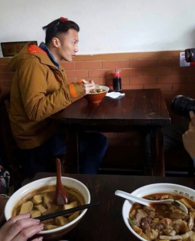 春游的節(jié)奏？謝霆鋒北京吃鹵煮炸醬面逛胡同