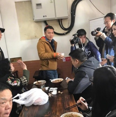 春游的節奏？謝霆鋒北京吃鹵煮炸醬面逛胡同