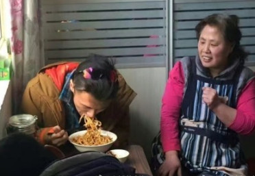 春游的節奏？謝霆鋒北京吃鹵煮炸醬面逛胡同