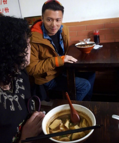 春游的節奏？謝霆鋒北京吃鹵煮炸醬面逛胡同