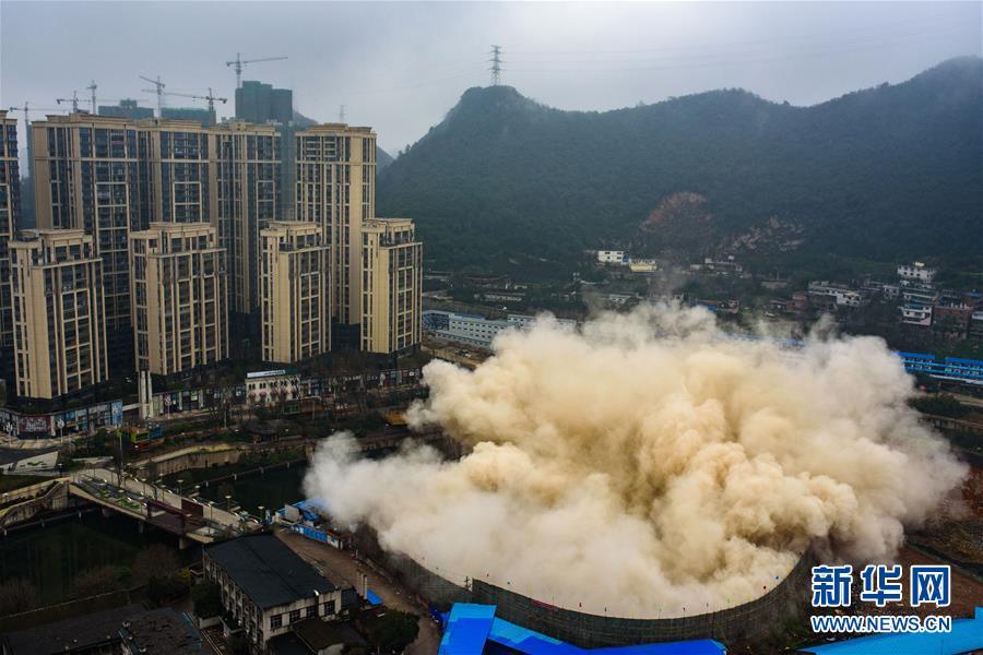 貴陽發(fā)電廠1號冷卻塔成功爆破[組圖]