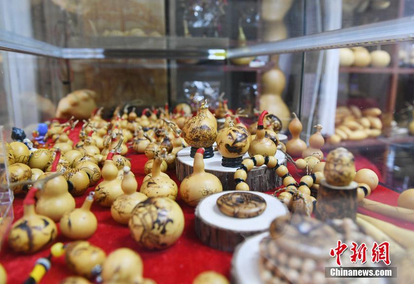 “80后”女孩3年創作5000余葫蘆烙畫工藝品