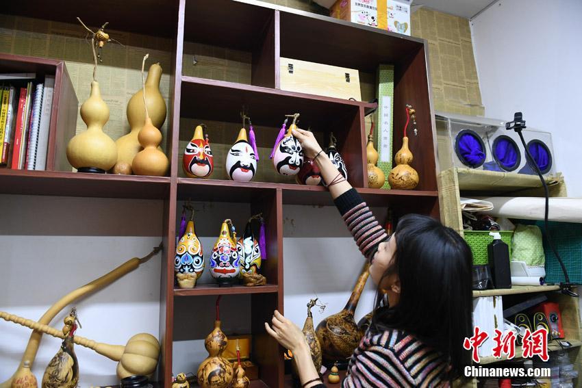 “80后”女孩3年創(chuàng)作5000余葫蘆烙畫工藝品