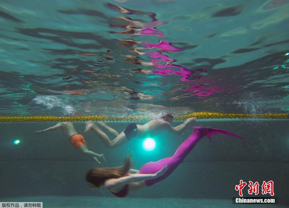 莫斯科開(kāi)設(shè)美人魚(yú)培訓(xùn)學(xué)校 水中展示曼妙身姿