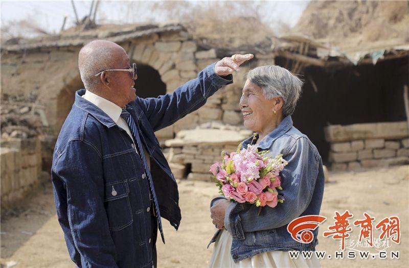 滿滿的都是愛！陜西米脂老夫妻耄耋之年拍婚紗照