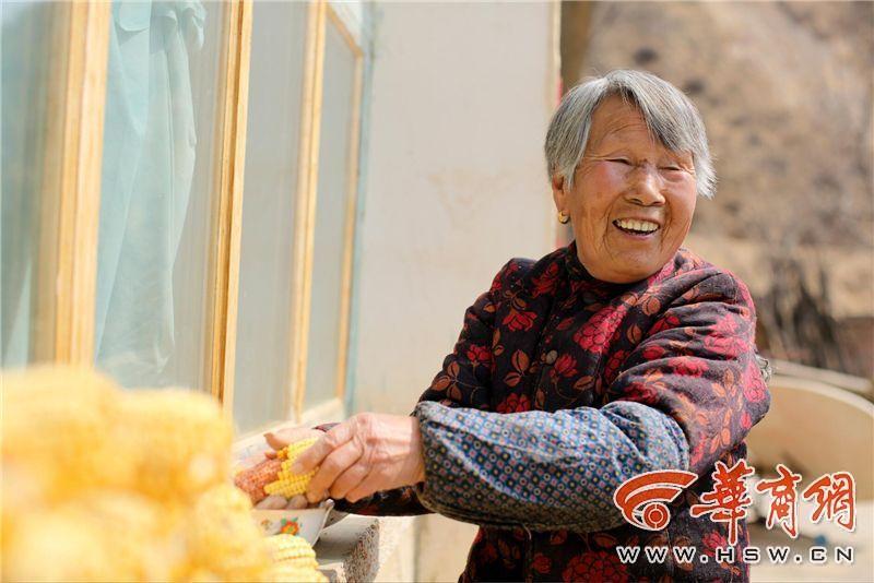 滿滿的都是愛！陜西米脂老夫妻耄耋之年拍婚紗照