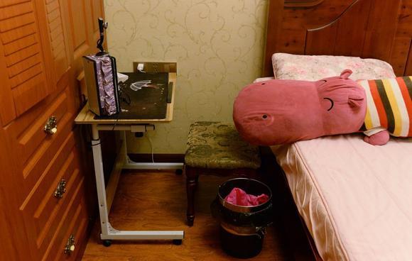 遭丈夫銬被逼網(wǎng)聊半年詐騙數(shù)十萬 丈夫：網(wǎng)友自愿的