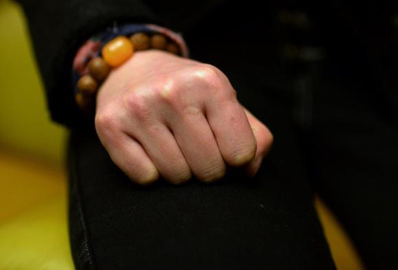 遭丈夫銬被逼網(wǎng)聊半年詐騙數(shù)十萬(wàn) 丈夫：網(wǎng)友自愿的