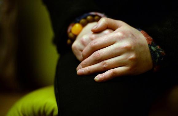 遭丈夫銬被逼網(wǎng)聊半年詐騙數(shù)十萬 丈夫：網(wǎng)友自愿的