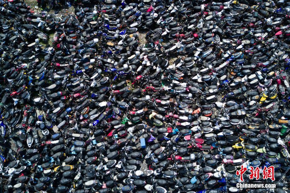 航拍南京江北機(jī)動(dòng)車報(bào)廢點(diǎn) 猶如鋼鐵“墳場(chǎng)”