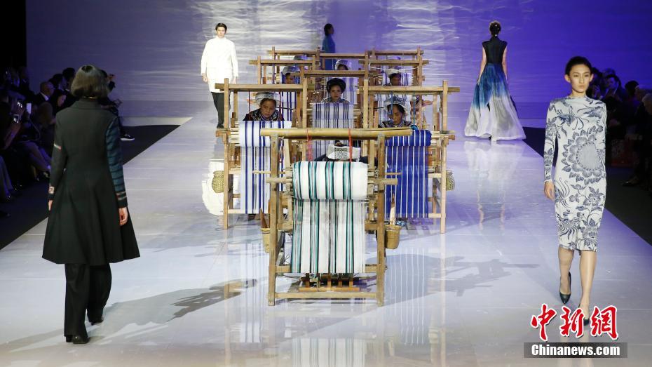中國國際時(shí)裝周 模特與繡娘同臺