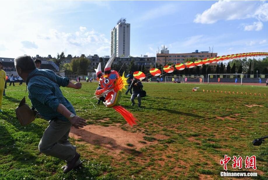 各類風箏昆明藍天下“斗艷”