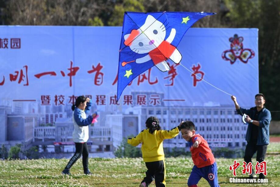 各類風(fēng)箏昆明藍(lán)天下“斗艷”