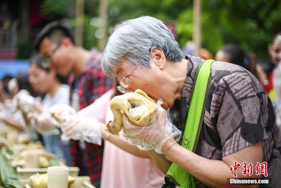 三亞一景區(qū)設(shè)“百雞宴” 游客狼吞虎咽比賽吃雞