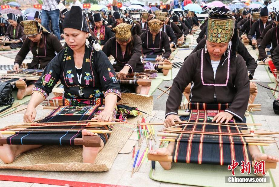 海南322人同時織錦 創(chuàng)“最多人同時織布”世界紀錄