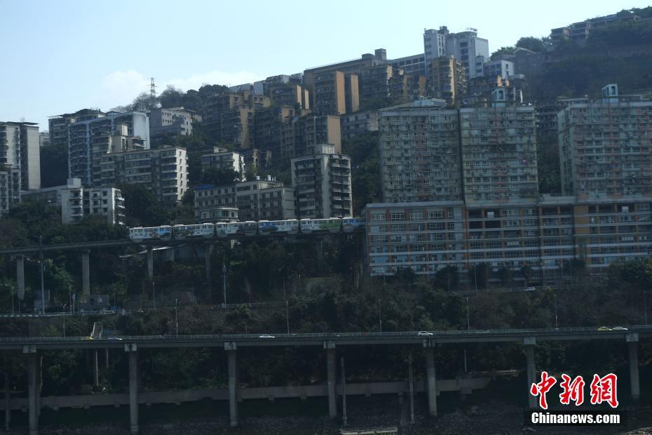 重慶輕軌穿樓而過成“網紅”